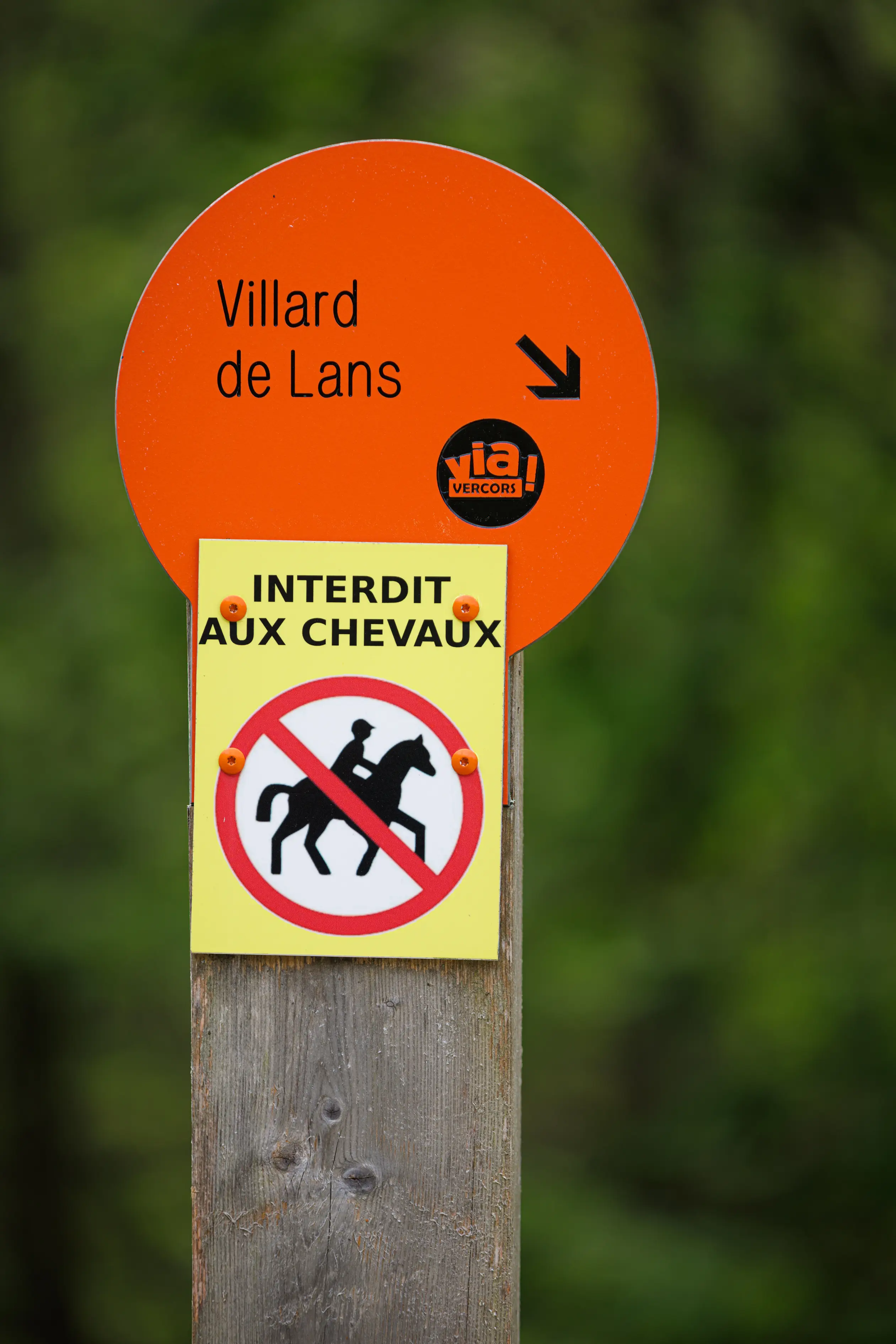 Panneau interdit chevaux - ViaVercors